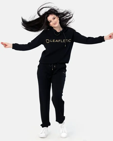 Sweatshirt com capuz curto e calça jogger para mulher