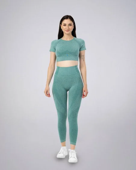 Roupa desportiva camiseta e legging para mulher