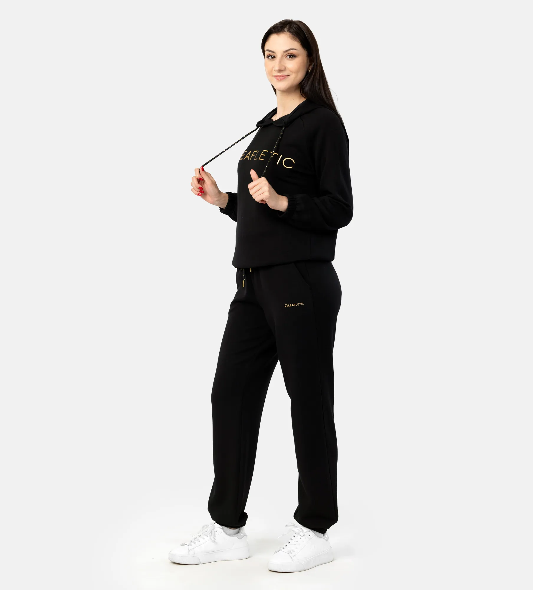 Sweatshirt com capuz curto e calça jogger para mulher